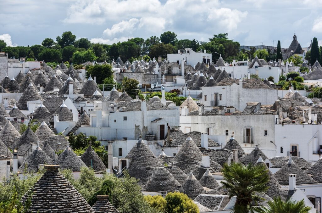Tour Alberobello, Locorotondo e Polignano a Mare da Bari con NCC